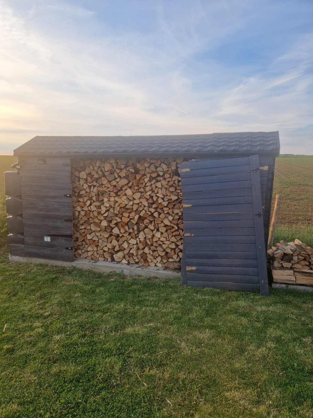 Abri à bois en pleine campagne