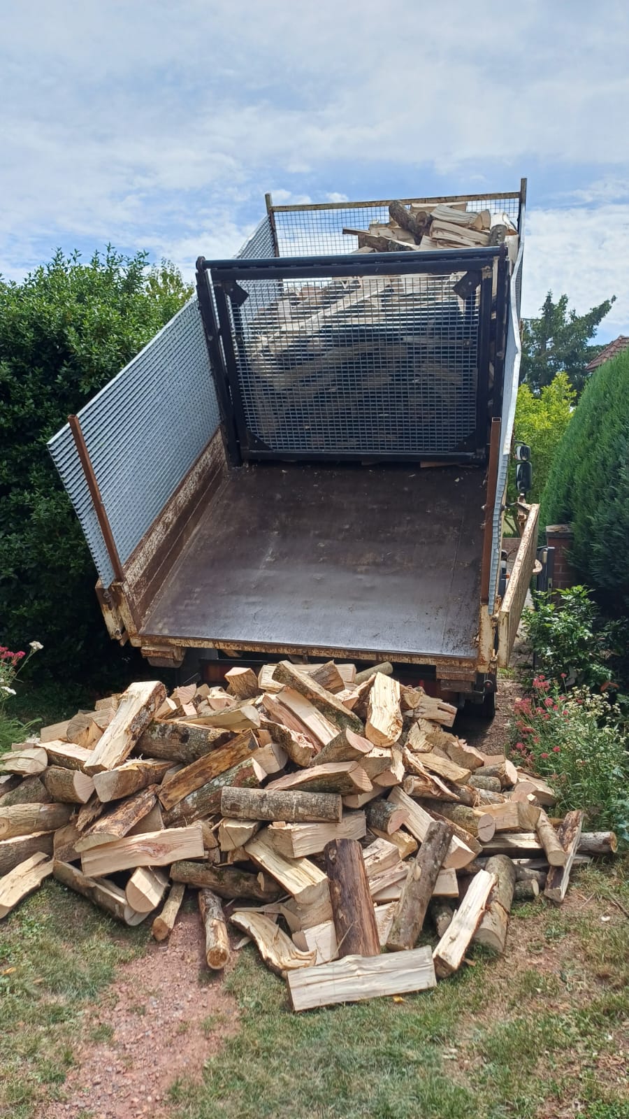 Déchargement de bois de chauffage chez un client