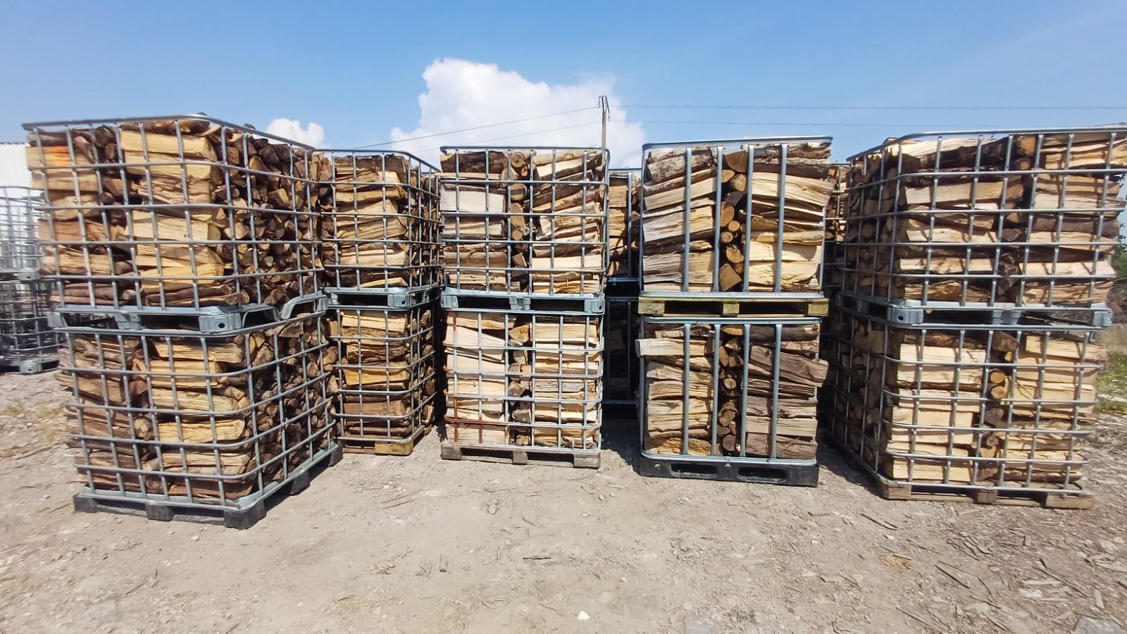 Bacs de bois de chauffage empilés