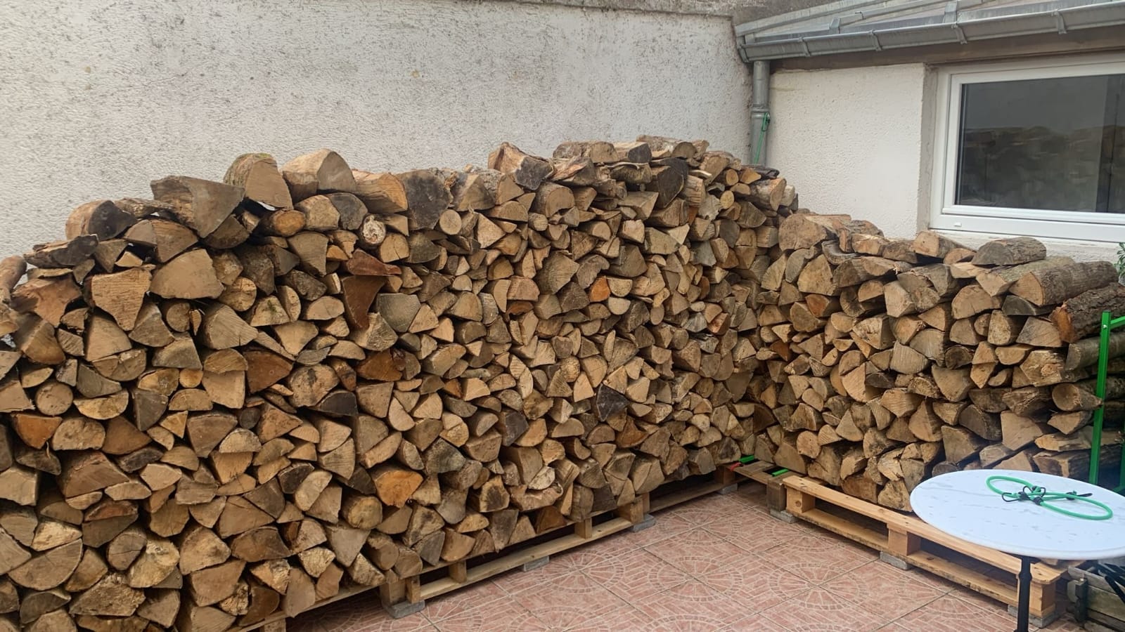 Bois rangé sur palettes en terrasse