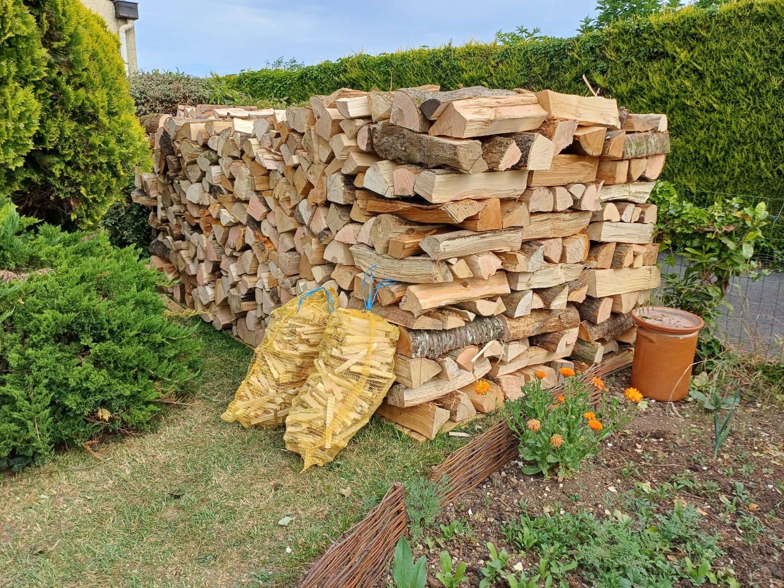 Stock de bois de chauffage avec sacs de petit bois